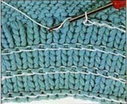 Учимся ввязывать эластичную резинку в вязаное полотно