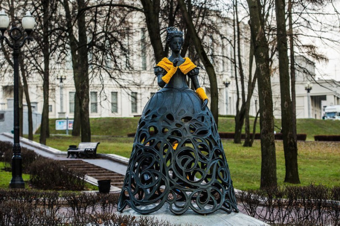 Белорусские памятники "оживили" вязаными аксессуарами