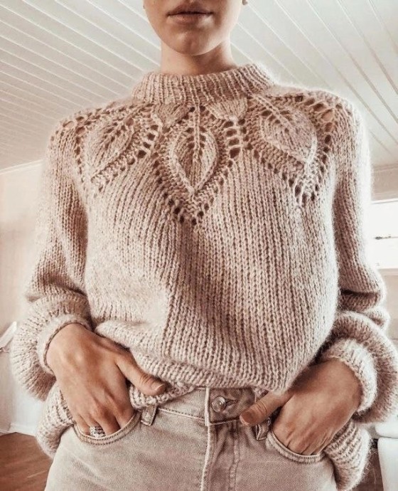 Красивый свитер с круглой ажурной кокеткой