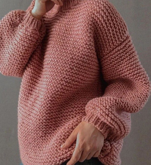 Объёмный свитер из толстой пряжи