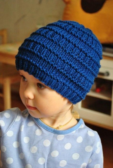 Вяжем синюю детскую шапочку