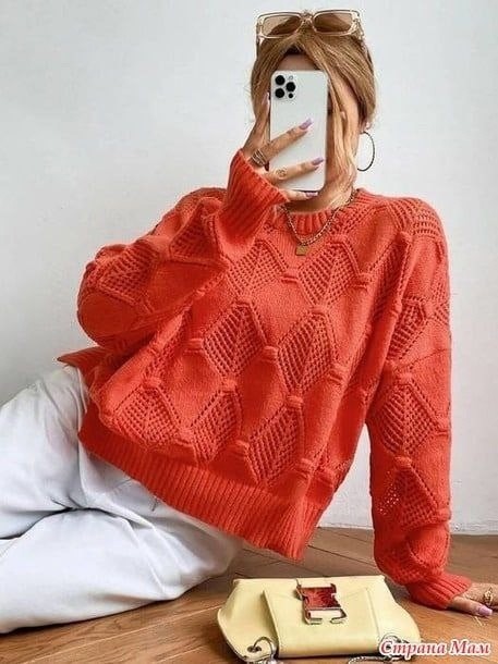 Яркий оранжевый свитер с крупным ажурным узором