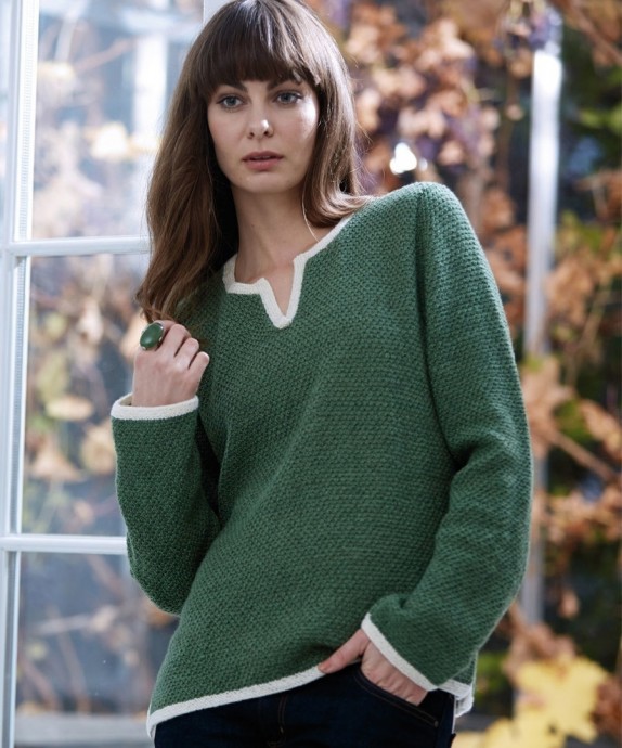 Зеленый пуловер с разрезами