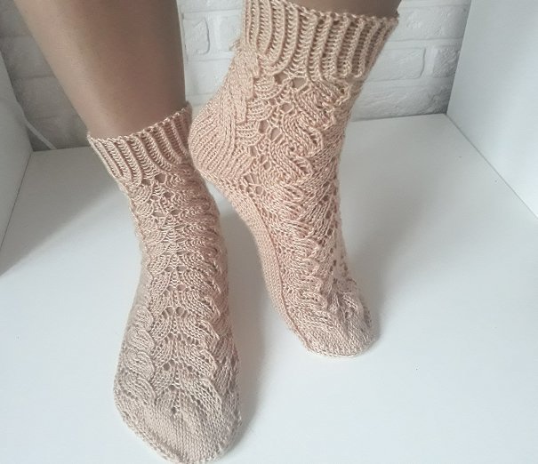 Ажурные носки спицами