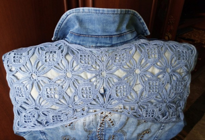 Джинсовая курточка, дополненная вязаными фрагментами