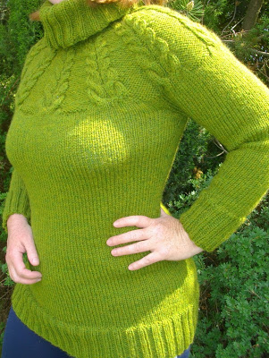 Яркий зелёный пуловер