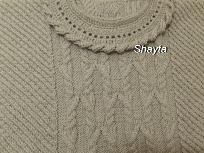 Пончо-пуловер для  девочки от Shayta со шнуровкой.