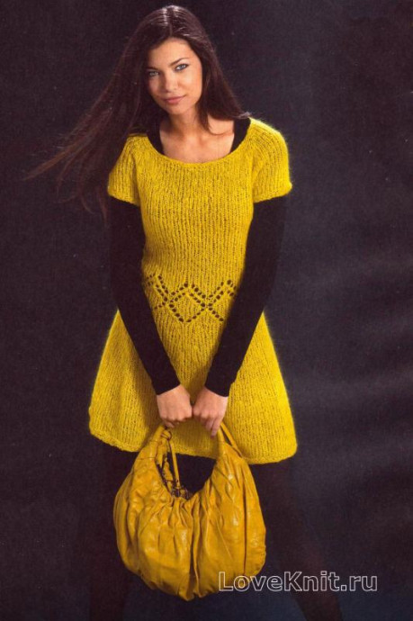 ​Желтое платье из мохера с круглым воротником