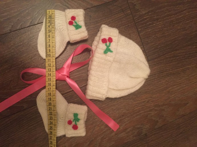 Шапочка и носочки для новорожденного