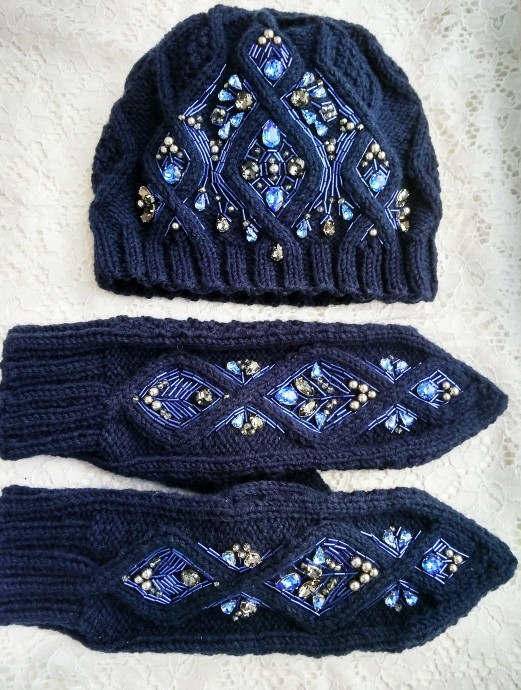 Комплект из шапки и варежек в тёмно - синем цвете с вышивкой стразами и бисером
