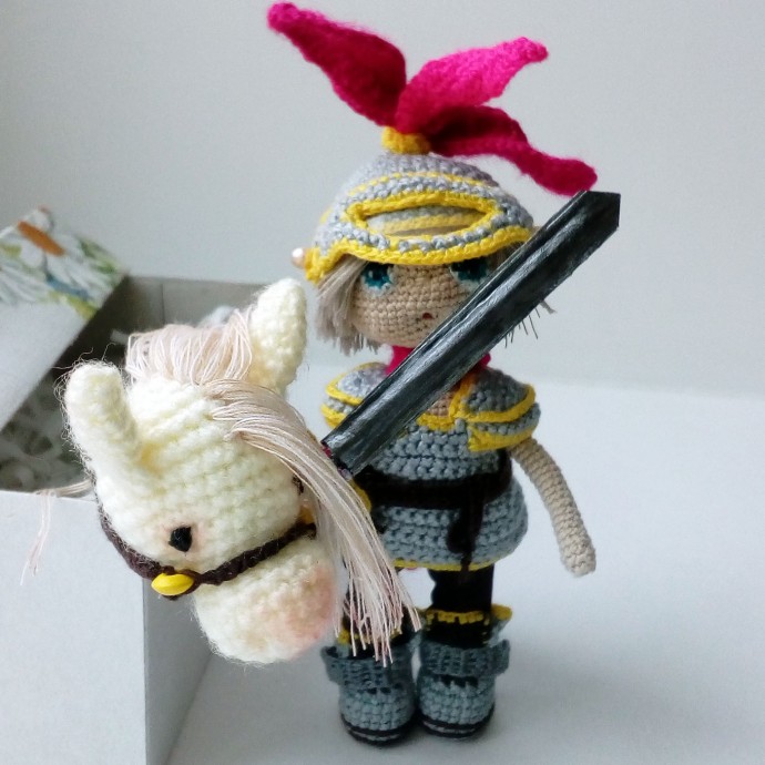 Маленькая куколка амигуруми - Отважный рыцарь