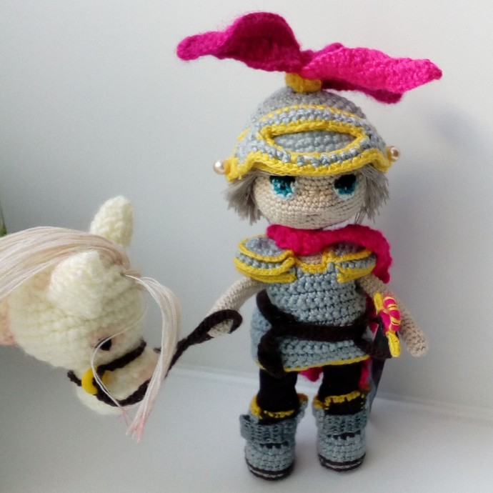 Маленькая куколка амигуруми - Отважный рыцарь