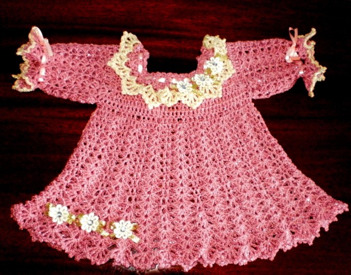 Вязаное платьице для малышки.