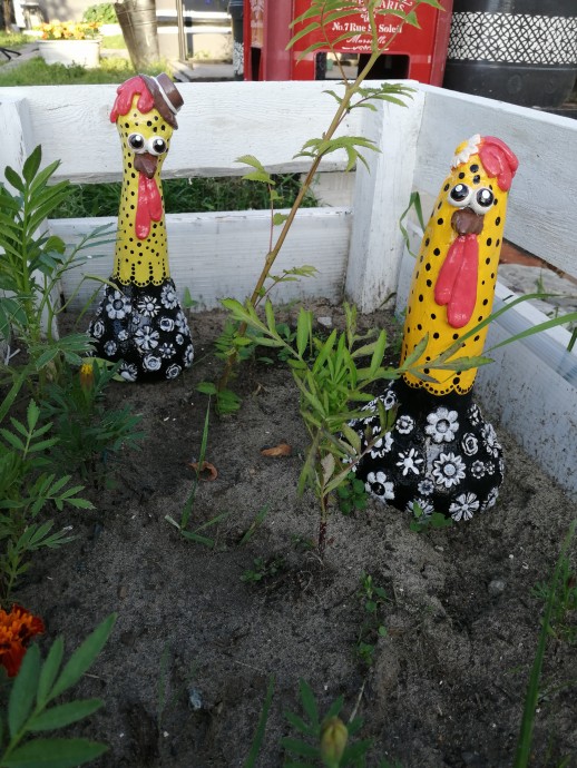 Продолжаем создавать садовые фигурки. Веселые курицы.