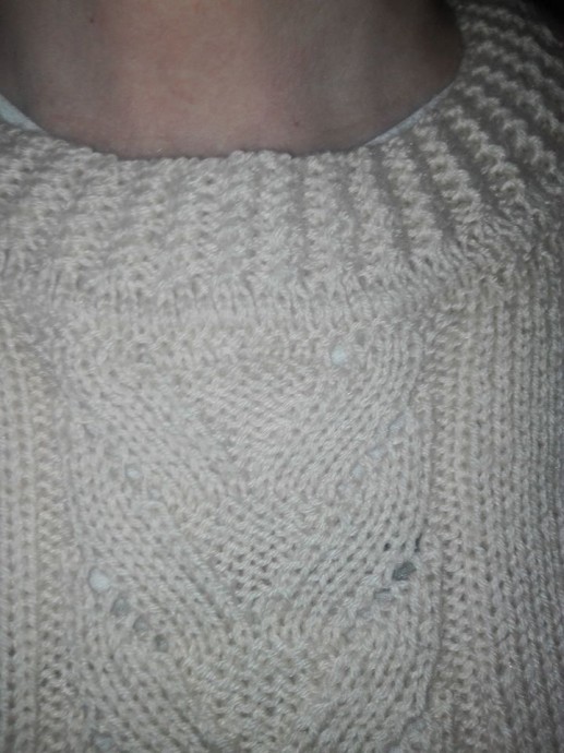 Вязаный спицами пуловер "Модный тренд"