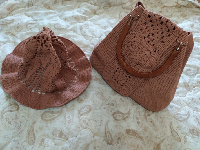 Комплект:сумочка и шляпка