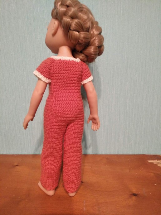 Одеваю куклу для внучки