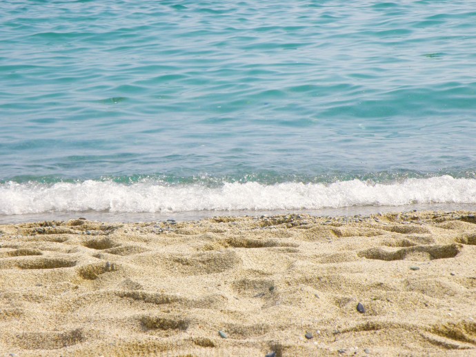 Морской песчаный пляж - пуловер спицами.