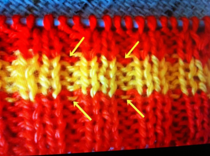 Изменение цвета пряжи при вязании резинки