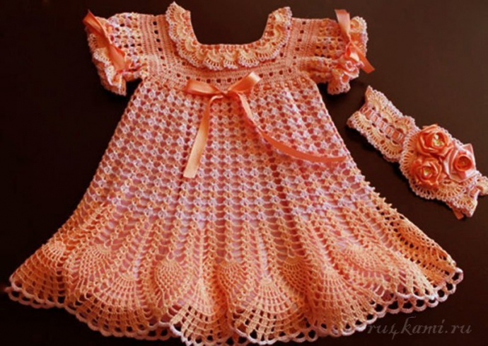 Нарядное платье для девочки крючком вязаное из хлопковой пряжи, очень нежное и ажурное
