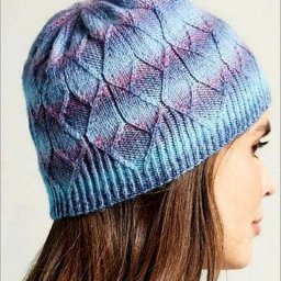 Красивая шапочка узором , похожим на лепестки цветов, вяжем спицами