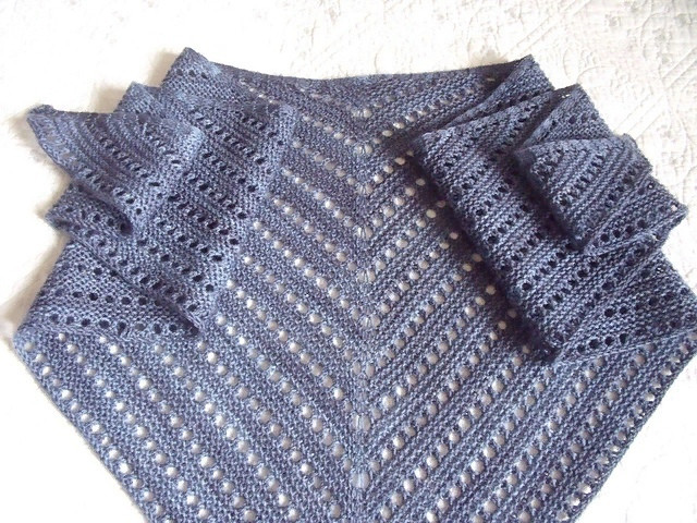 Полосатый платок - стильный аксессуар на весну