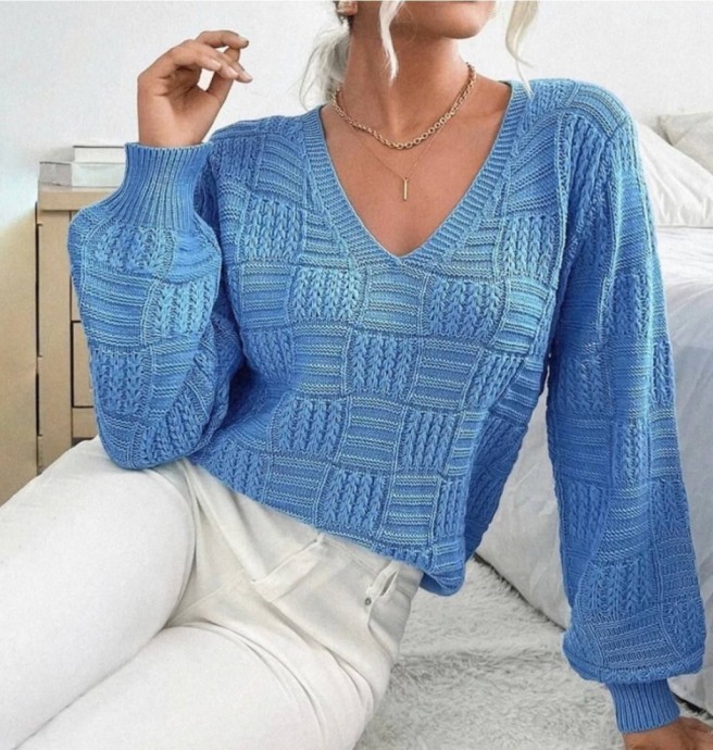 Пуловер, связанный геометрическим узором