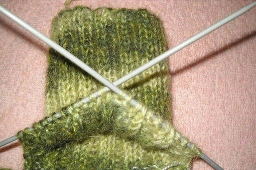 Носки с укреплённой пяткой и подошвой спицами