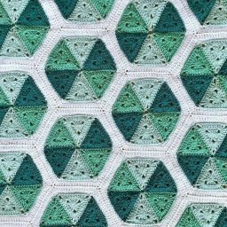 Вяжем для дома: Плед крючком из треугольных мотивов