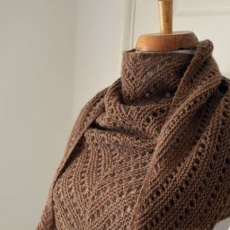 Вяжем стильный треугольный платок