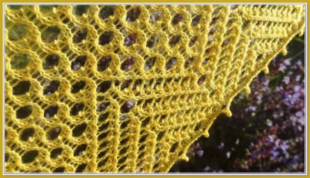 Шаль "Жидкий мед", связанная спицами: уютный и стильный аксессуар