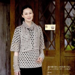 Комплект из пуловера, шарфика и митенок, связанных крючком