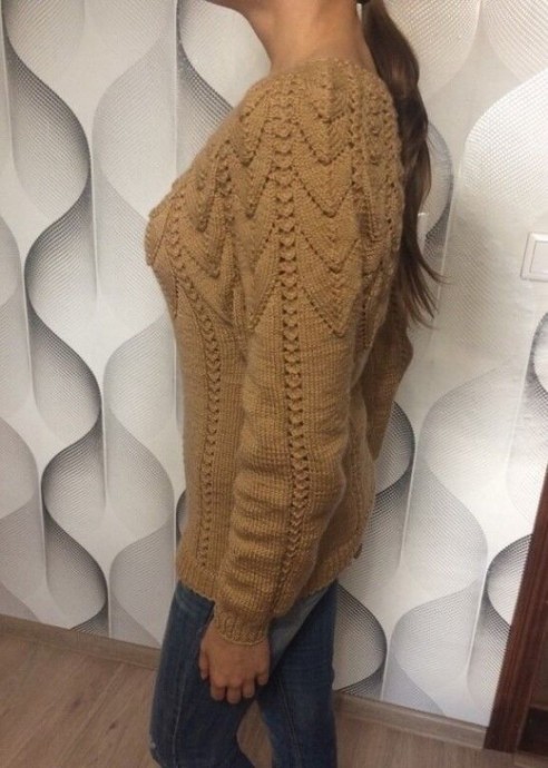 Красивый свитер для любителей вязать спицами