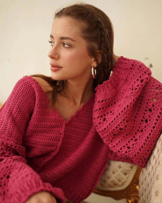 Укороченный пуловер оверсайз ягодного цвета