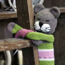 Вязаный кот, который очень любит обнимашки!