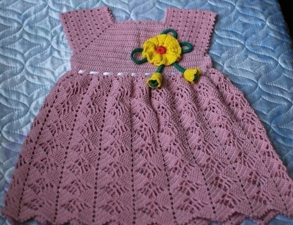 Красивое и ажурное платье для маленькой девочки