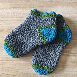 Необычные носочки с пышным узором