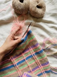 Тамбурный шов, проложенный с помощью крючка