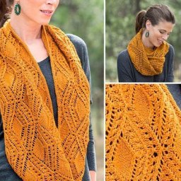 Симпатичный шарф, связанный спицами