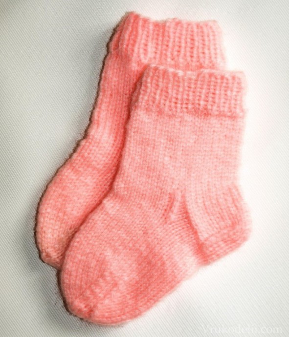 Вяжем носочки для крошек