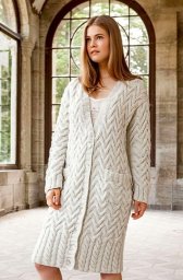 Женское пальто с рельефным узором спицами