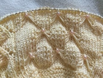 Ввязываем бусины в полотно