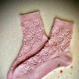 Нежные носочки спицами