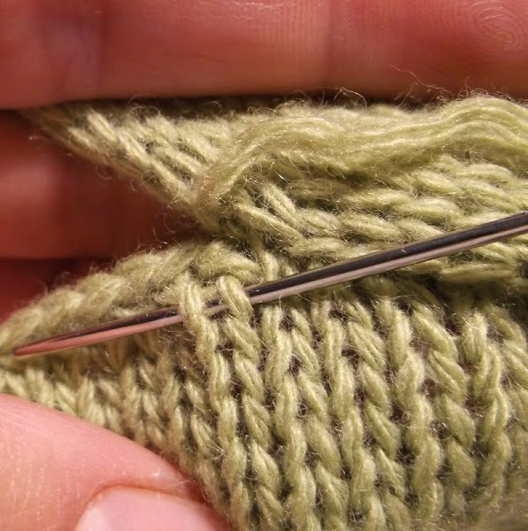 Учимся красиво вшивать рукав в вязанное спицами изделие