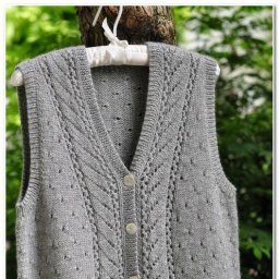 Классический жилет, связанный спицами