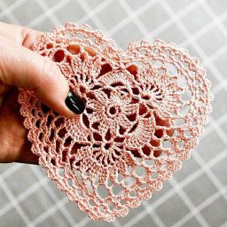 Маленькая салфеточка в форме сердечка, вяэем крючком