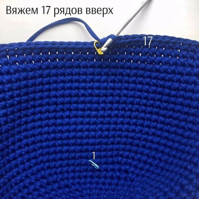 ​Синяя вязаная сумка-шопер: стиль, практичность и яркий акцент образа