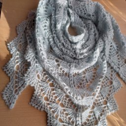 Шаль(бактус) подруге на день рождения.