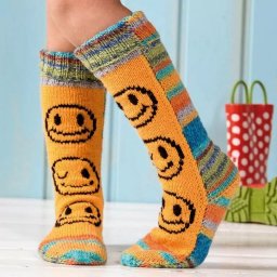 Вяжем детям: Гольфы с вышитыми смайликами