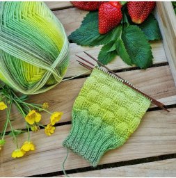 Красивый объемный узор спицами